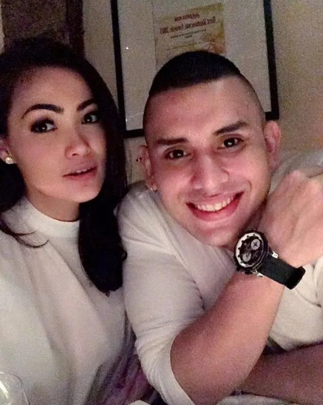 Lama disembunyikan, ternyata inilah sosok pria yang sedang dekat dengan Christy Jusung. Namanya Josh Satria, ia adalah seorang personal trainer untuk fitness.