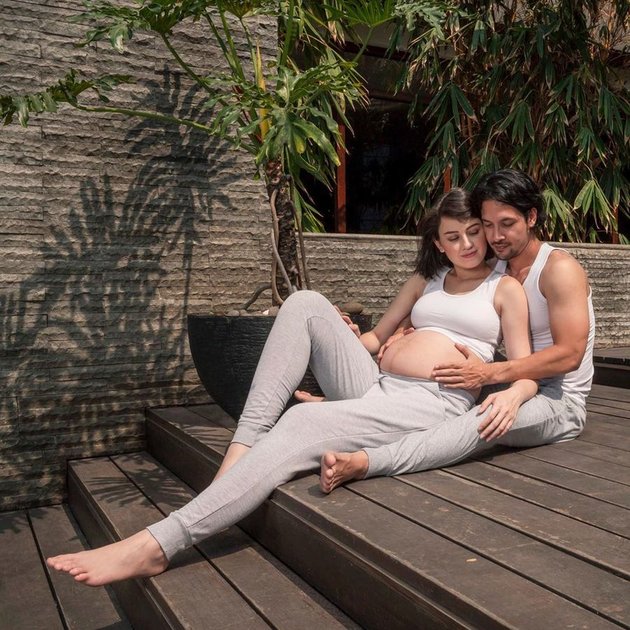 Intimate Photos of Kimberly Ryder and Husband Before Giving Birth, They Even Feed Each Other