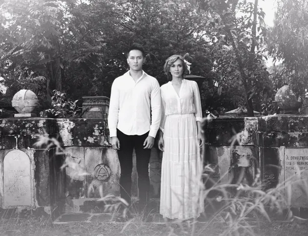 Sara, istri dari pesulap Demian adalah wanita yang mengaku memiliki kemampuan supranatural dan menggilai hal-hal berbau mistis.