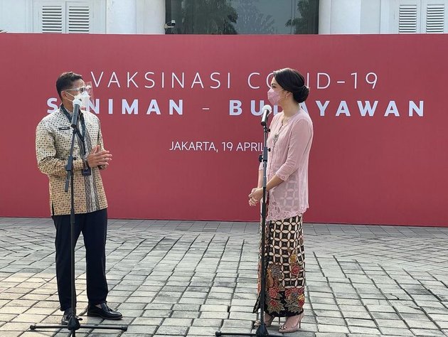 Photos of Nicholas Saputra and a series of celebrities participating in the Artists & Cultural Vaccination Program at the National Gallery of Indonesia