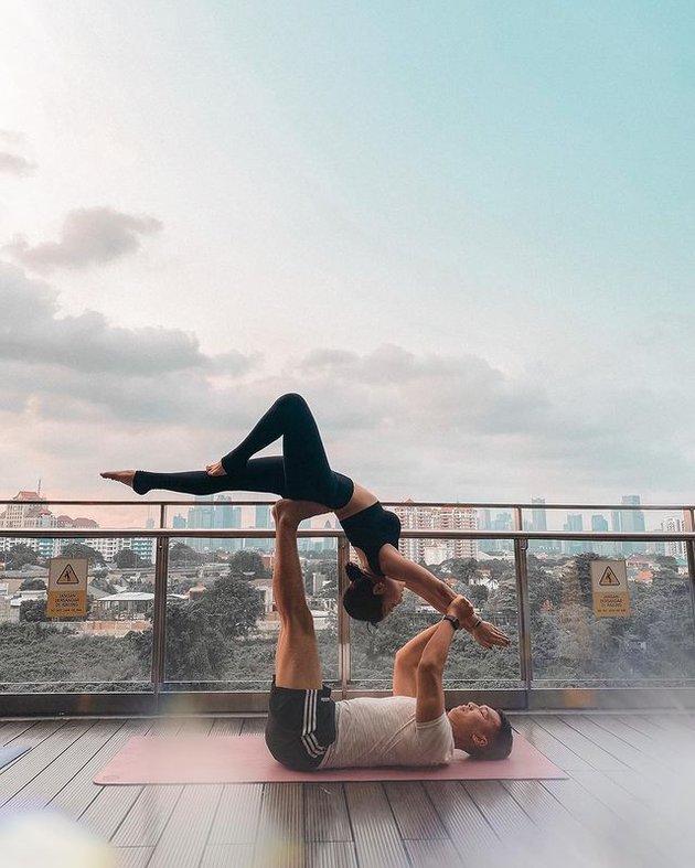 Photos of Nikita Willy Showing off Her Flexible Body During Yoga, Pilates, and Pole Dance: Moments of Doing Acrobatic Poses Together with Her Husband!