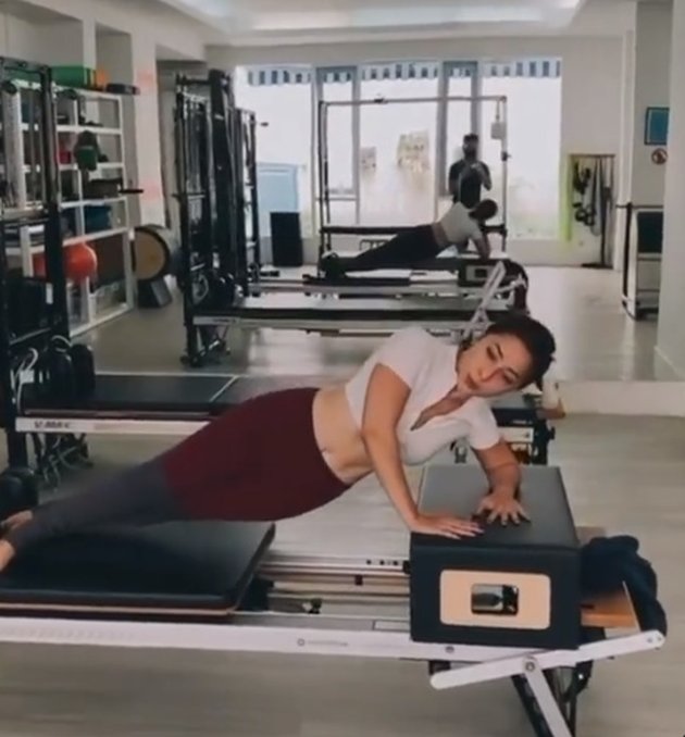 Photos of Nikita Willy Showing off Her Flexible Body During Yoga, Pilates, and Pole Dance: Moments of Doing Acrobatic Poses Together with Her Husband!