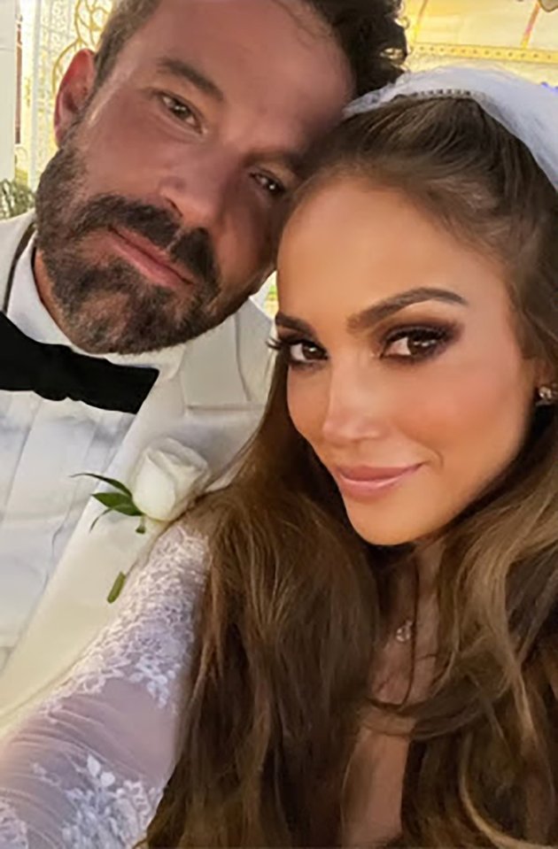 Congrats! Setelah 20 tahun berlalu, kini Ben Affleck dan Jennifer Lopez benar-benar menikah dan resmi menjadi pasangan suami istri.