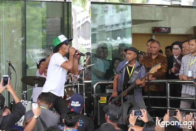 Sekitar pukul 10.25 WIB, Slank tiba di gedung KPK dan langsung disambut oleh ketua KPK, Agus Rahardjo.