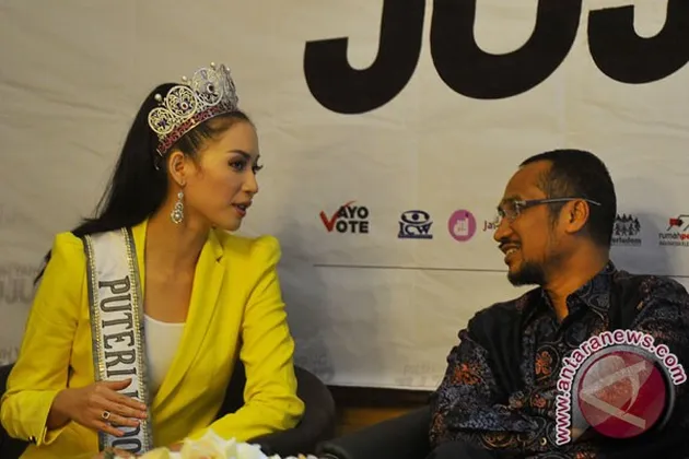 Abraham Samad - Elvira Devinamira