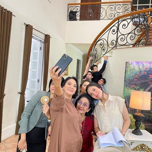 Selfie Photos of the 'BUKU HARIAN SEORANG ISTRI' Cast, Showing Unity and Fun on the Shooting Location!