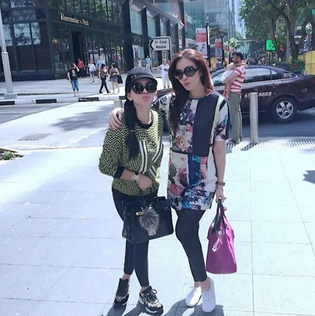 Foto-Foto Syahrini Tak Pakai Heels Tinggi, Tetap Cantik ...