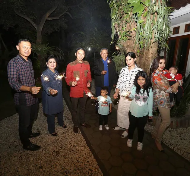 foto-foto tahun baru keluarga besar SBY