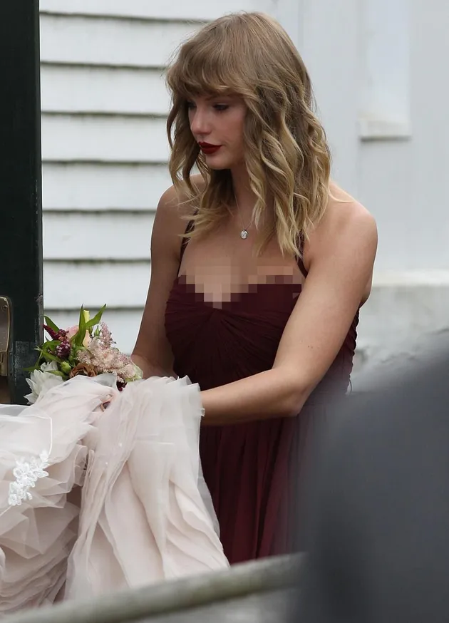 Taylor Swift Jadi Bridesmaid