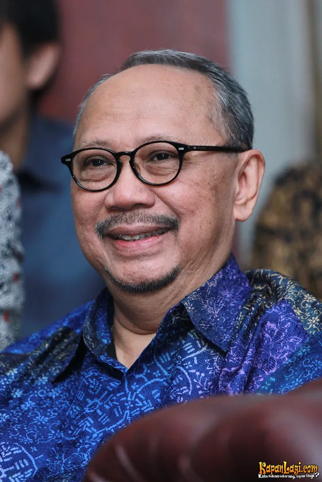 Usia tampaknya bukan halangan untuk seorang Ebiet G Ade tampil tampan dan bersemangat.