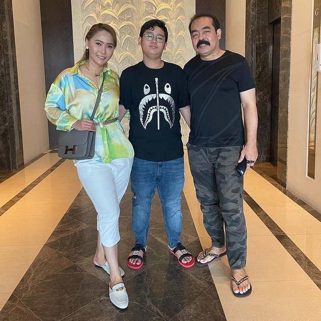 Latest Photos of Ivan, Inul Daratista's Son who is Now Tall and Handsome, Becomes the Center of Attention in His Teenage Years