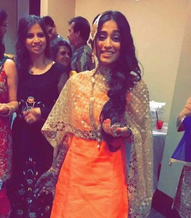 Soumya Seth menggelar upacara mehendi beberapa hari sebelum menikah dengan Arun Nayyar. Ia nampak cantik dengan gaun orange yang dibalut dengan selendang emas.