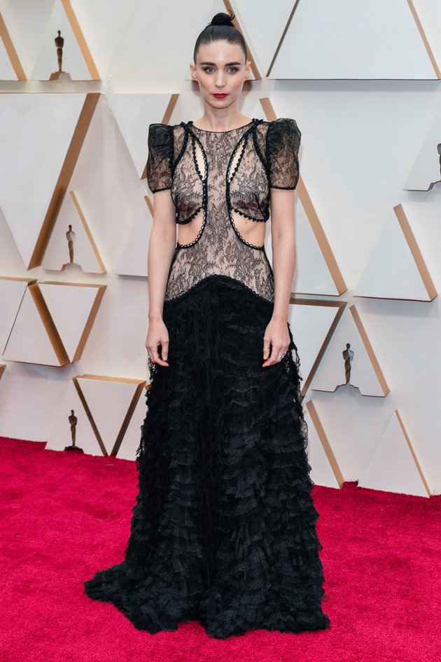 PHOTO: 10 Best Dressed Actresses at the 2020 Oscars, Scarlett Johansson - Margot Robbie