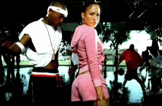 Begitu juga dengan gaya tracksuit dari Jennifer Lopez dalam klipnya yang berjudul I'm Real. Dulu sempat hits sekitar awal era 2000an guys.