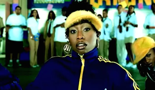 Lalu Missy Elliot dengan jaket sporty dan topinya yang berbulu kuning. Enerjik, tapi juga tidak meninggalkan kesan seorang Elliot yang kece abis dalam music video Gossip Folks.