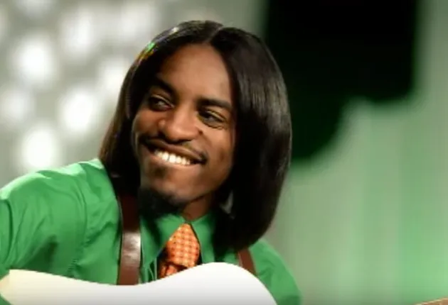 Dan dapper style dari Andre 3000 yang serba hijau jadi ciri khas yang sulit dilupakan dari music video Hey Ya. Semuanya jadi terlihat serba hijau karena gayanya yang nyentrik tapi kece.