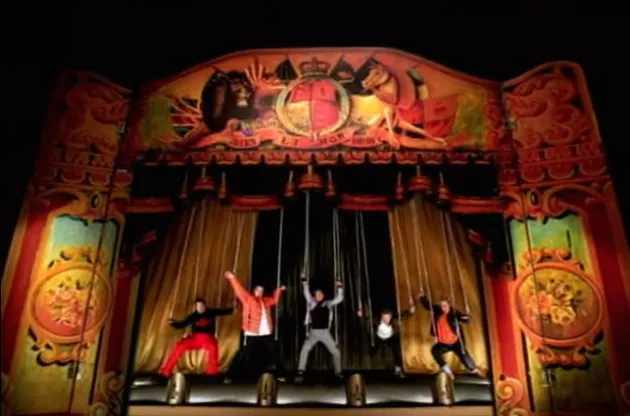 Kemudian konsep puppet dalam music video Bye Bye Bye milik NSYNC, jadi salah satu konsep yang apik di mana para personel NSYNC menari seolah digerakkan oleh master puppet.