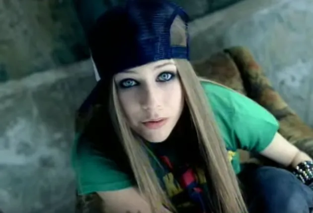 Kalau lady punk-rock yang satu ini? Yap, Avril Lavigne berhasil membuat para kawula muda perempuan di dunia mengikuti gayanya yang tomboy tapi tetap cantik di music video Sk8er Boi.