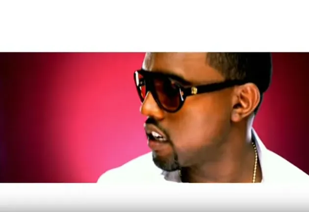Begitu juga dengan setelan jas putih bersih milik Kanye West di video Gold Digger, memberikan nuansa yang elegan dan classy banget!