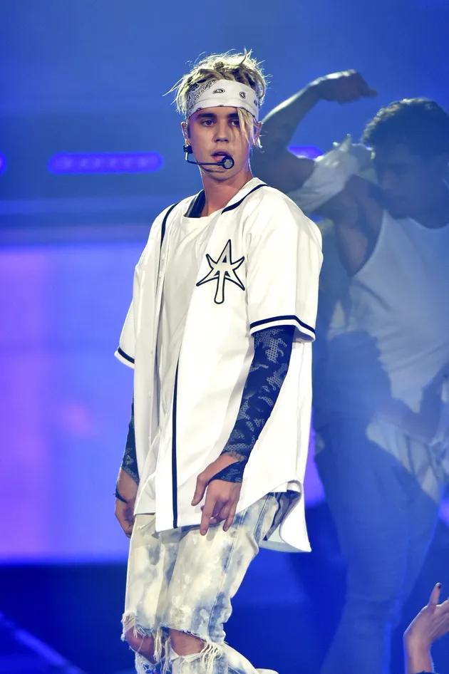 Bukan cuma menggaet sejumlah produser musik ternama di dunia, Justin Bieber juga mengajak sejumlah sosok tenar di dunia musik untuk berkolaborasi. Hasilnya ada pada track We Are (feat. Nas). Beat yang melompat-lompat jadi salah satu hal yang nggak bisa kamu lewatkan.