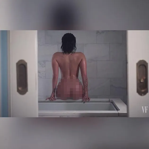 10 Pop Stars Tanpa Busana