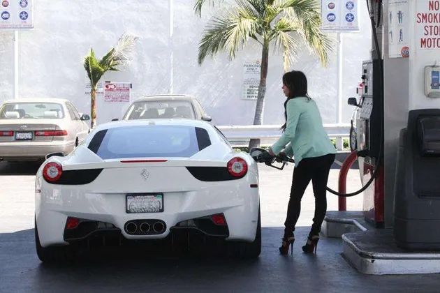 seleb yang punya mobil mewah, seleb yang punya ferrari