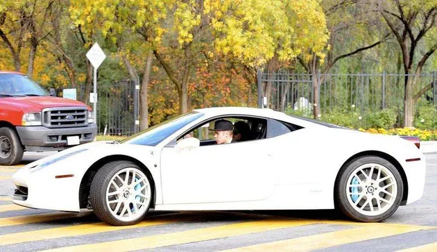 seleb yang punya mobil mewah, seleb yang punya ferrari