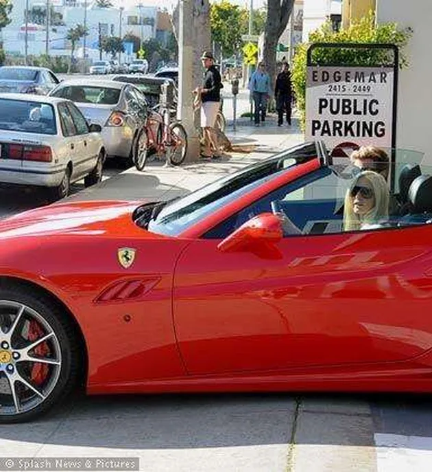 seleb yang punya mobil mewah, seleb yang punya ferrari