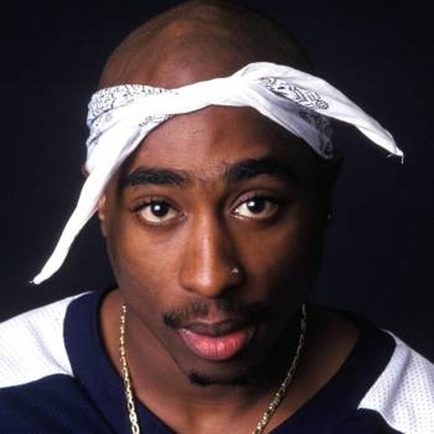 Tupac Amaru Shakur atau 2pac adalah seorang rapper populer Amerika Serikat. Rapper bertalenta ini meninggal pada usia 25 tahun pada tahun 1996. Tupac meninggal terbunuh dengan tragis namun misteri kematian Tupac tak terpecahkan hingga saat ini.