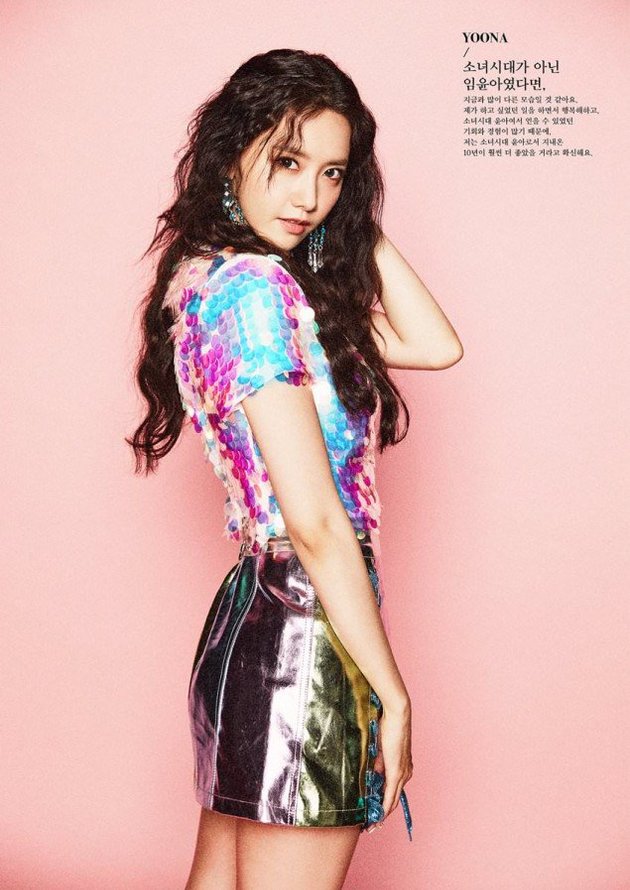 Yang pertama ada Yoona bergaya di hadapan kamera dengan rambut panjang yang dibuat ikal. Idol yang juga aktris ini mengenakan atasan unik warna pelangi dengan rok mini yang kece!