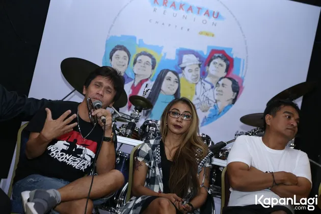 Mereka yang memutuskan kembali reuni adalah Trie Utami, Dwiki Dharmawan, Donny Suhendra, Gilang Ramadhan, Pra Budi Dharma, dan Indra Lesmana yang berpadu untuk merilis album bertajuk CHAPTER ONE.