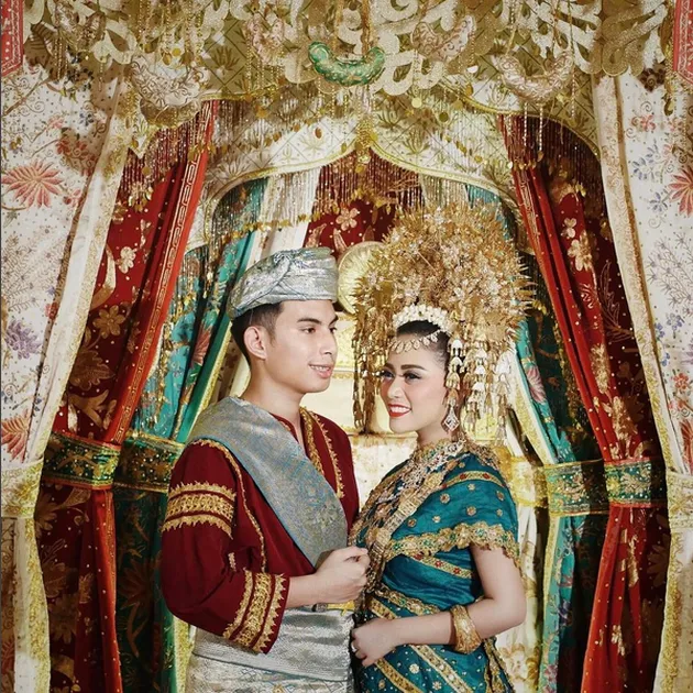 FOTO: 11 KEMEWAHAN RANGKAIAN PERNIKAHAN RACHEL VENNYA 
