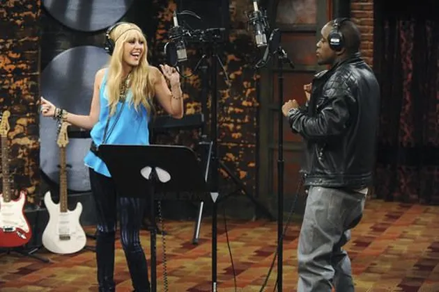 Yang pertama adalah Iyaz yang memerankan dirinya sendiri. Ia muncul di HANNAH MONTANA season 4 dan berkolaborasi dengan Miley Cyrus dalam track Gonna Get This.