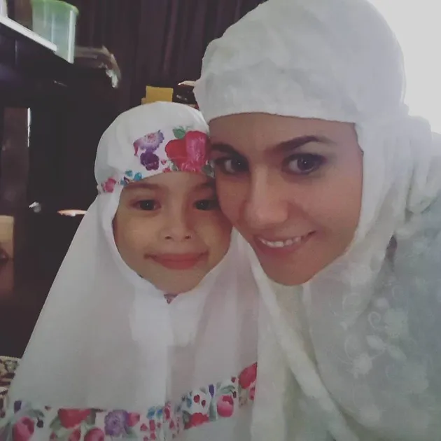 11 Seleb Berhijab Sambut Ramadan