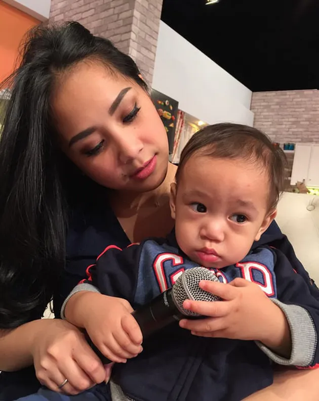 FOTO: 13 Ibu Muda Cantik dan Anak Lucunya, Manis Bahagia Keluarga