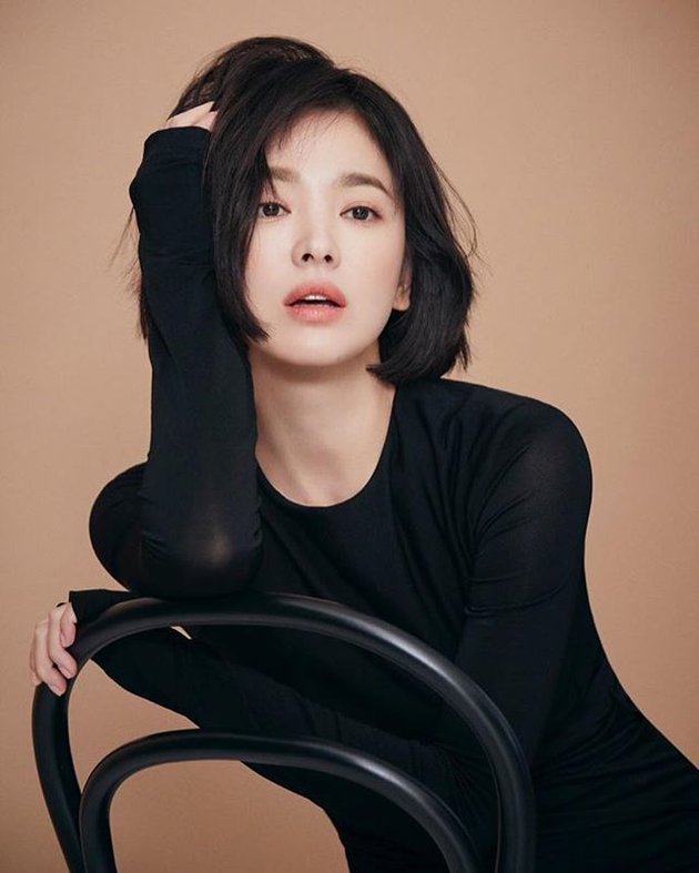 Terlahir cantik, Song Hye Kyo bahkan tetap menawan di usianya yang sudah 37 tahun. Pesonanya itu bahkan melumpuhkan hati pria yang lebih muda, Song Joong Ki. Sayangnya pasangan ini memutuskan untuk bercerai.