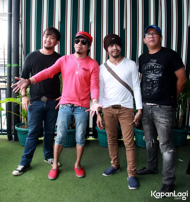 Sempat berganti personel pada tahun 2010 silam, Radja kini kembali pada formasi aslinya dengan beranggotakan Seno, Ian Kasela, Moldy dan Indra.