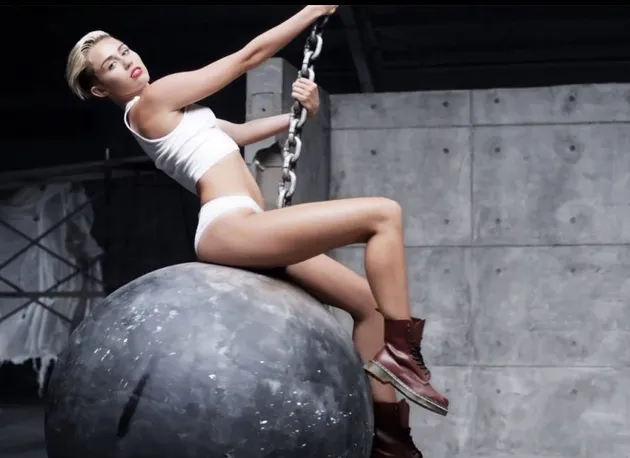 Miley Cyrus di Wrecking Ball memang awalnya mengenakan busana two pieces putih itu. Gak lama, kedua-duanya dicopot dan ia akhirnya tak berbusana.