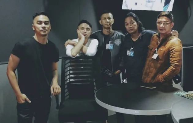 Setelah istirahat selama kurang lebih setahun, band Ungu akhirnya kembali dengan menggelar konser bertajuk 'UNGU - 20th Anniversary Concert Live in Singapore 2017' yang diselenggarakan di Esplanade Concert Hall, Singapore, Sabtu (25/2) malam.