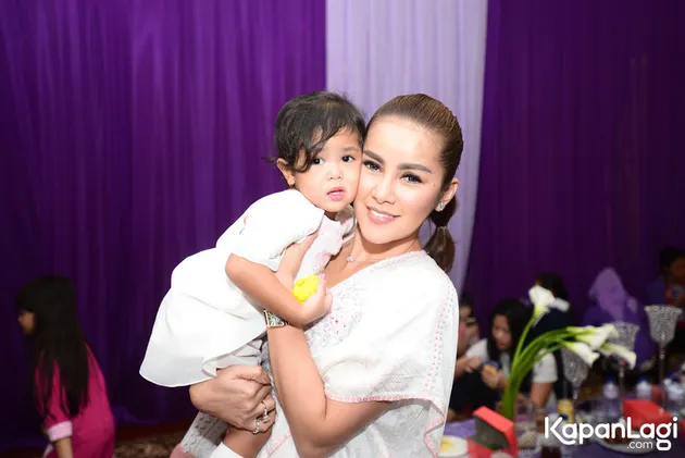 FOTO: 3 HOT MOM CANTIK INI IKUT HADIRI AQIQAH PUTRI NINDY 
