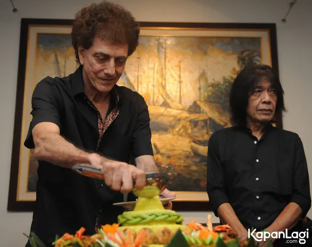 Iyek adalah orang yang memotong puncak dari tumpeng yang telah disediakan.