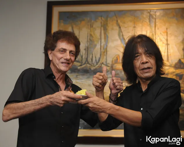 Ia pun memberikan potongan pertama pada rekannya, Ian Antono.