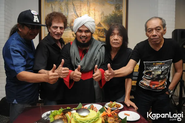 Saat ditanya mengapa masih ada album dari God Bless walau mereka sudah punya cucu, hal ini dikatakan Iyek bahwa bermusik sudah seperti kebutuhan primer mereka.