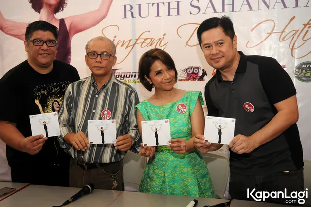Anyway, nama SIMFONI DARI HATI merupakan sebuah ungkapan Uthe untuk para fans yang telah menemaninya berkarir selama 30 tahun lamanya.