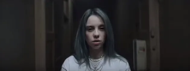 Billie dan mata hitamnya juga muncul pada scene saat ia bangkit dari kolong kasur dan berjalan di koridor rumah.