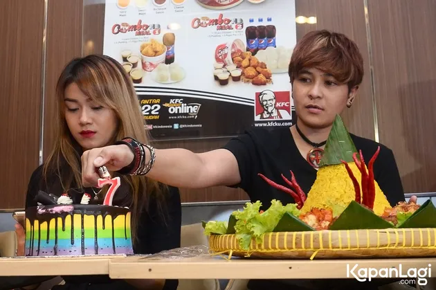 Kue tart dan tumpeng menjadi simbol The Virgin bersyukur telah mencapai titik 7 tahun dalam berkarir.