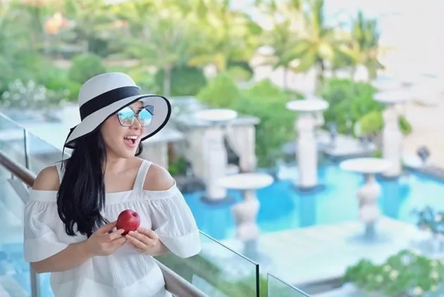 Penyanyi cantik Syahrini memang dikenal dengan gaya berbusananya. Dengan penampilan yang lebih kasual seperti saat ia liburan di Bali ini, Syahrini masih nampak memukau!
