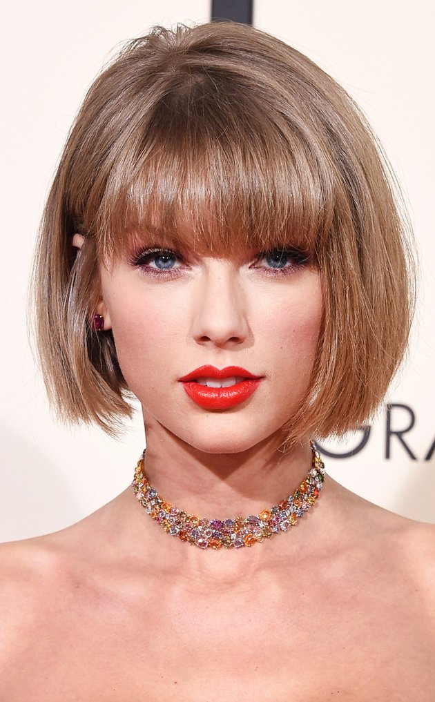Ada Taylor Swift yang datang dengan rambut barunya ala Anna Wintour. Tampilan matanya natural, tanpa bulu mata anti badai dan bibirnya merah merona cantik.