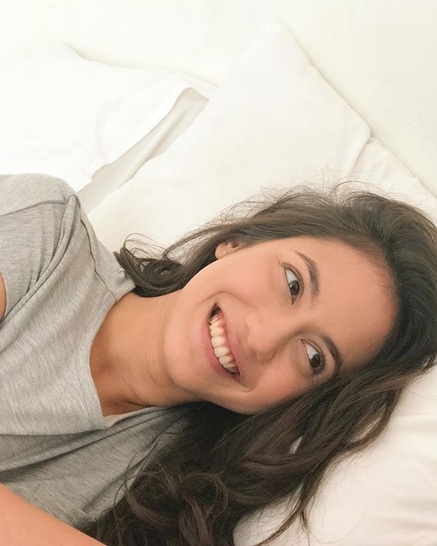 PHOTO: 9 Portraits of Pevita Pearce's Pose on the Bed that Stirred Netizens