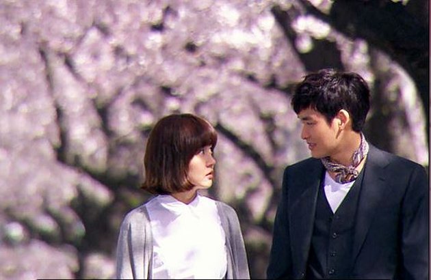 FOTO: ADEGAN ROMANTIS K-DRAMA MUSIM SEMI DI BAWAH POHON 